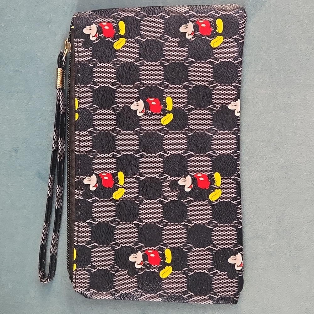 Mickey Mouse Wristlet NWOT New w/out tags great for makeup accessories Disney